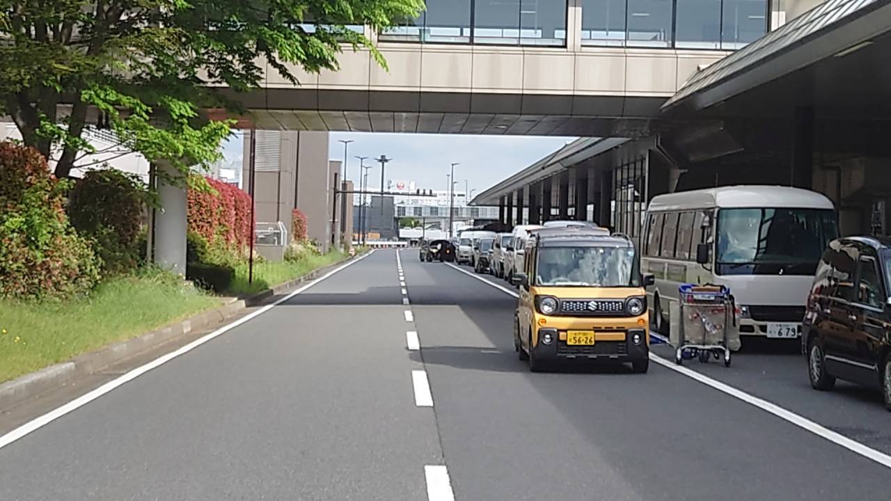 成田国際空港　第１・第２ターミナル 第３レーンが混雑しています。